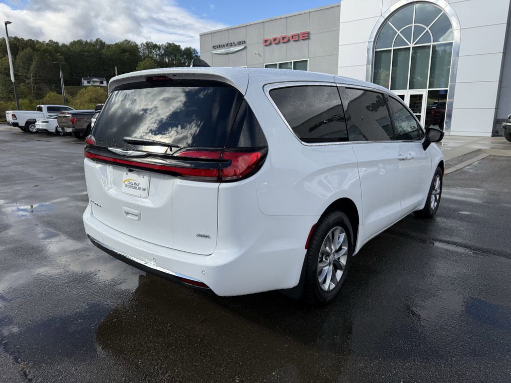 New 2026 Chrysler Pacifica Select image 3