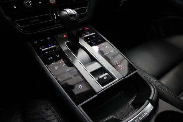 Used 2025 Porsche Macan AWD/4WD image 29