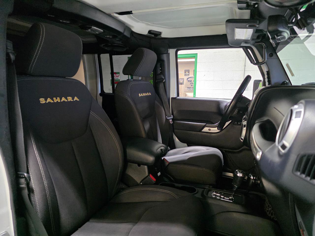 Used 2013 Jeep Wrangler Unlimited Sahara w/ Dual Top Group AWD/4WD image 23