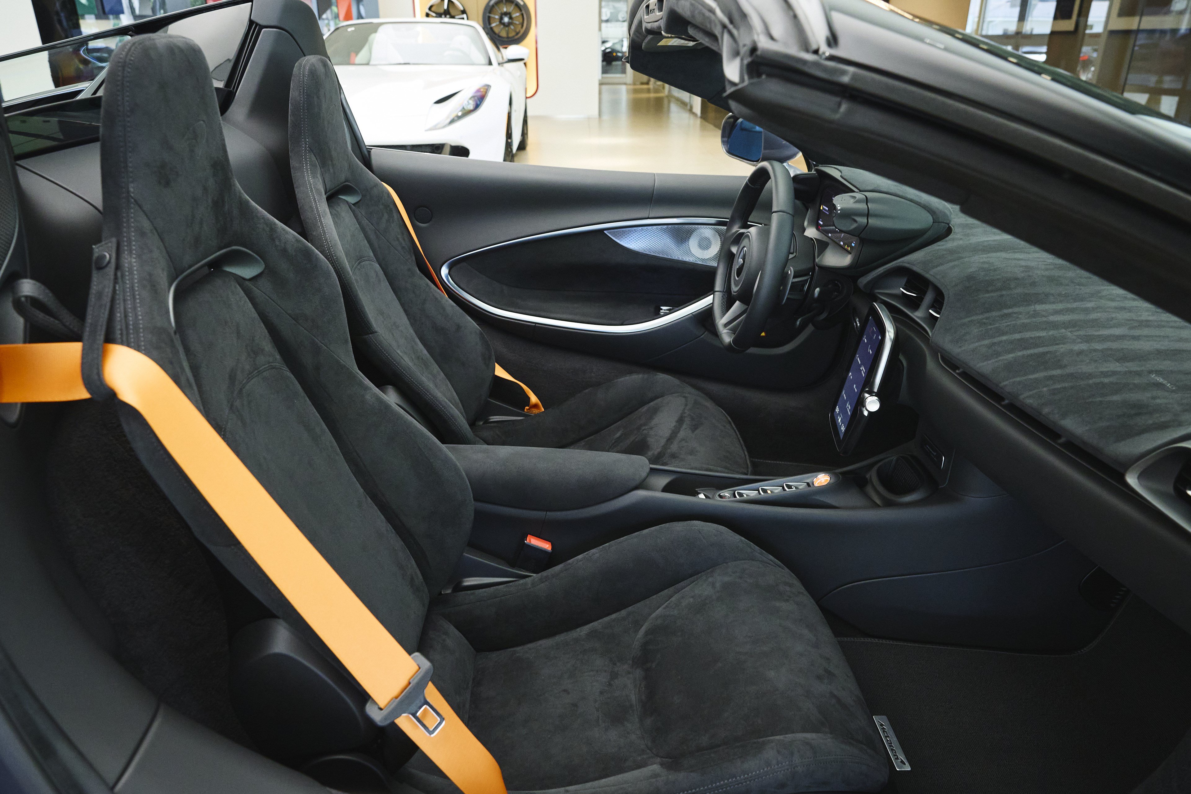 Used 2025 McLaren Artura Spider RWD image 57