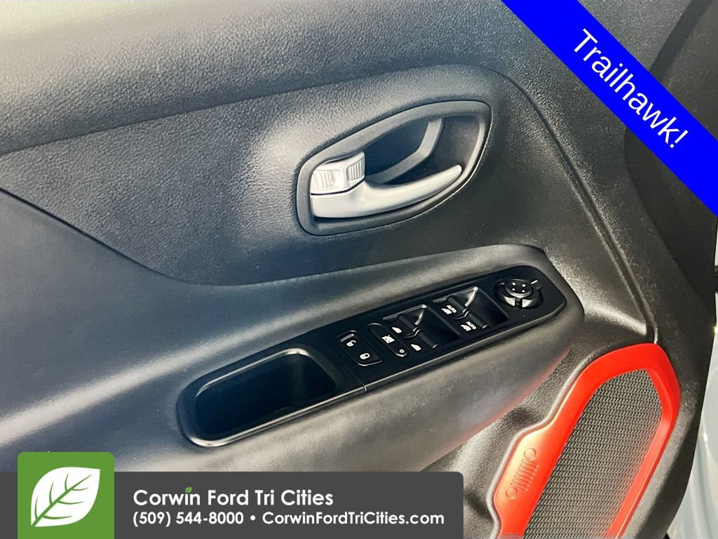 Used 2017 Jeep Renegade Trailhawk w/ Cold Weather Group II AWD/4WD image 12