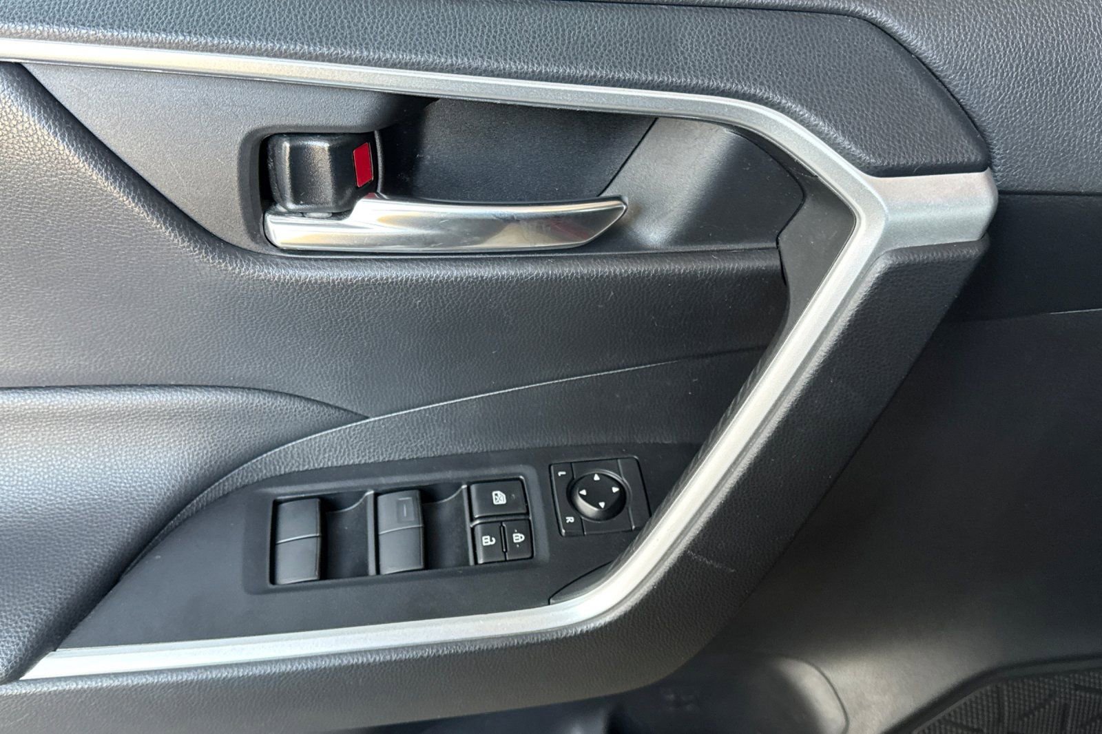 Used 2021 Toyota RAV4 XLE FWD image 14