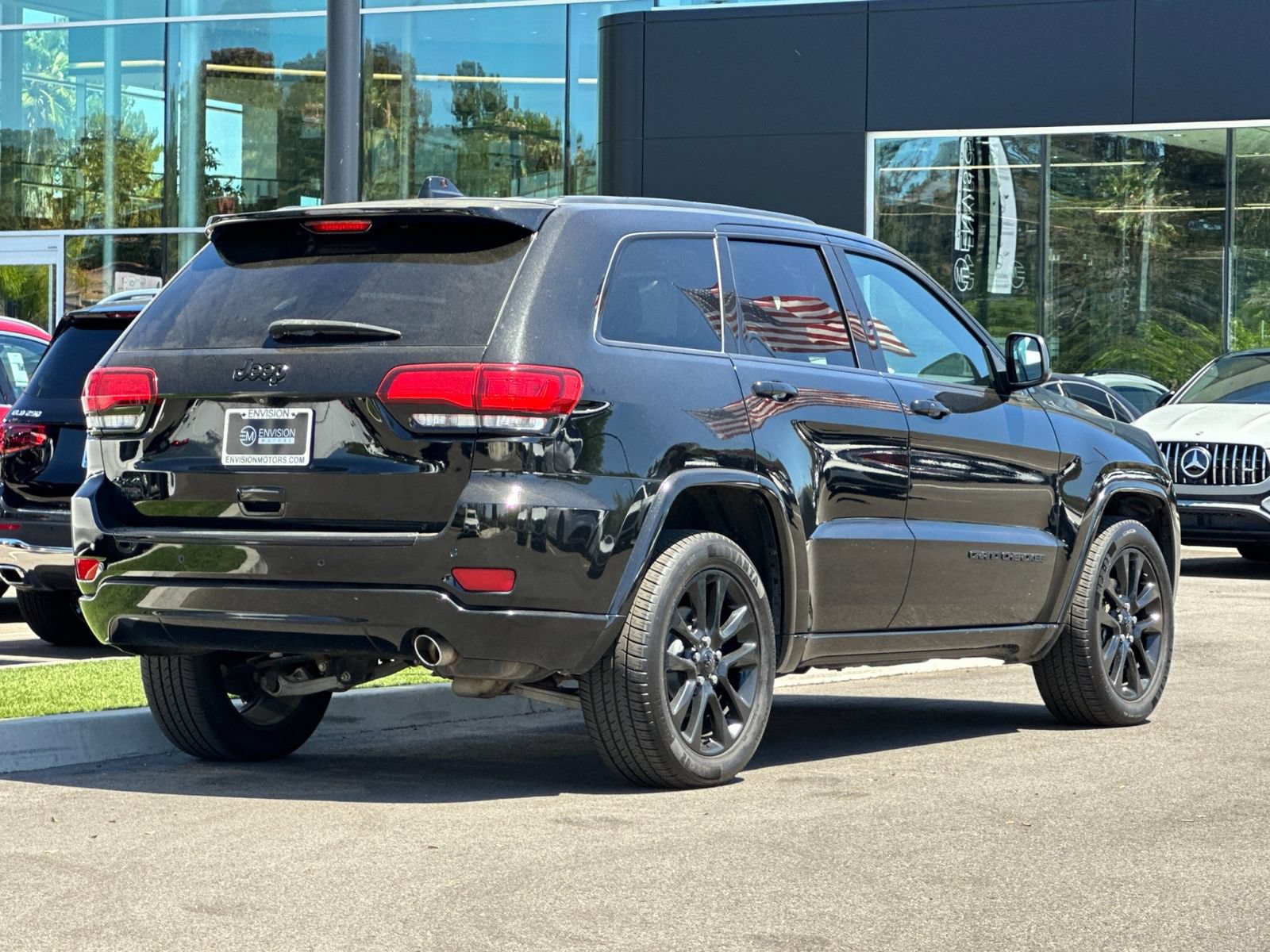 Used 2018 Jeep Grand Cherokee Altitude AWD/4WD image 3
