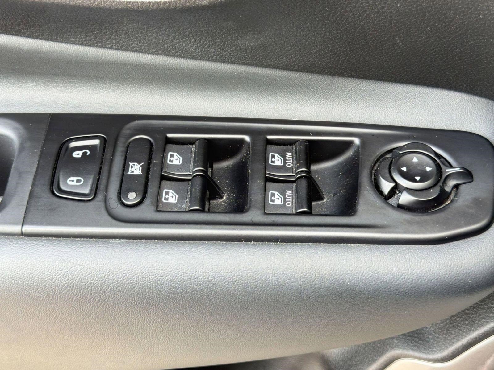 Used 2023 Jeep Renegade Latitude AWD/4WD image 12