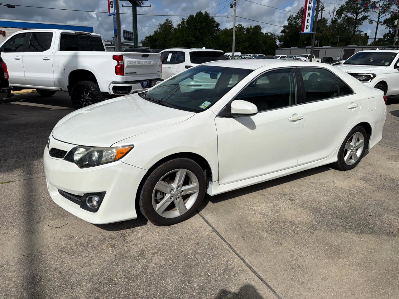 Used 2014 Toyota Camry SE image 2