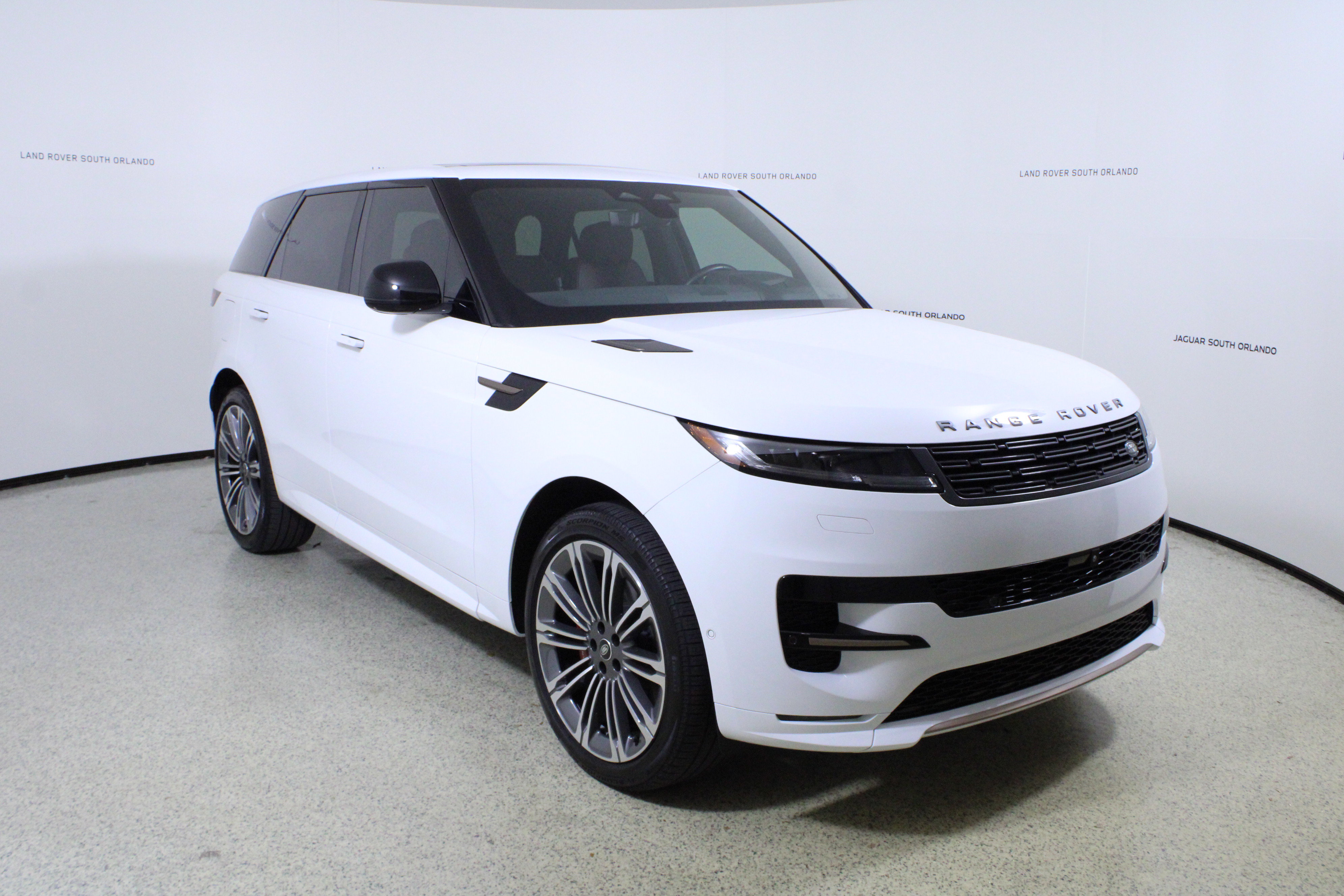 Used 2025 Land Rover Range Rover Sport Dynamic SE AWD/4WD image 3