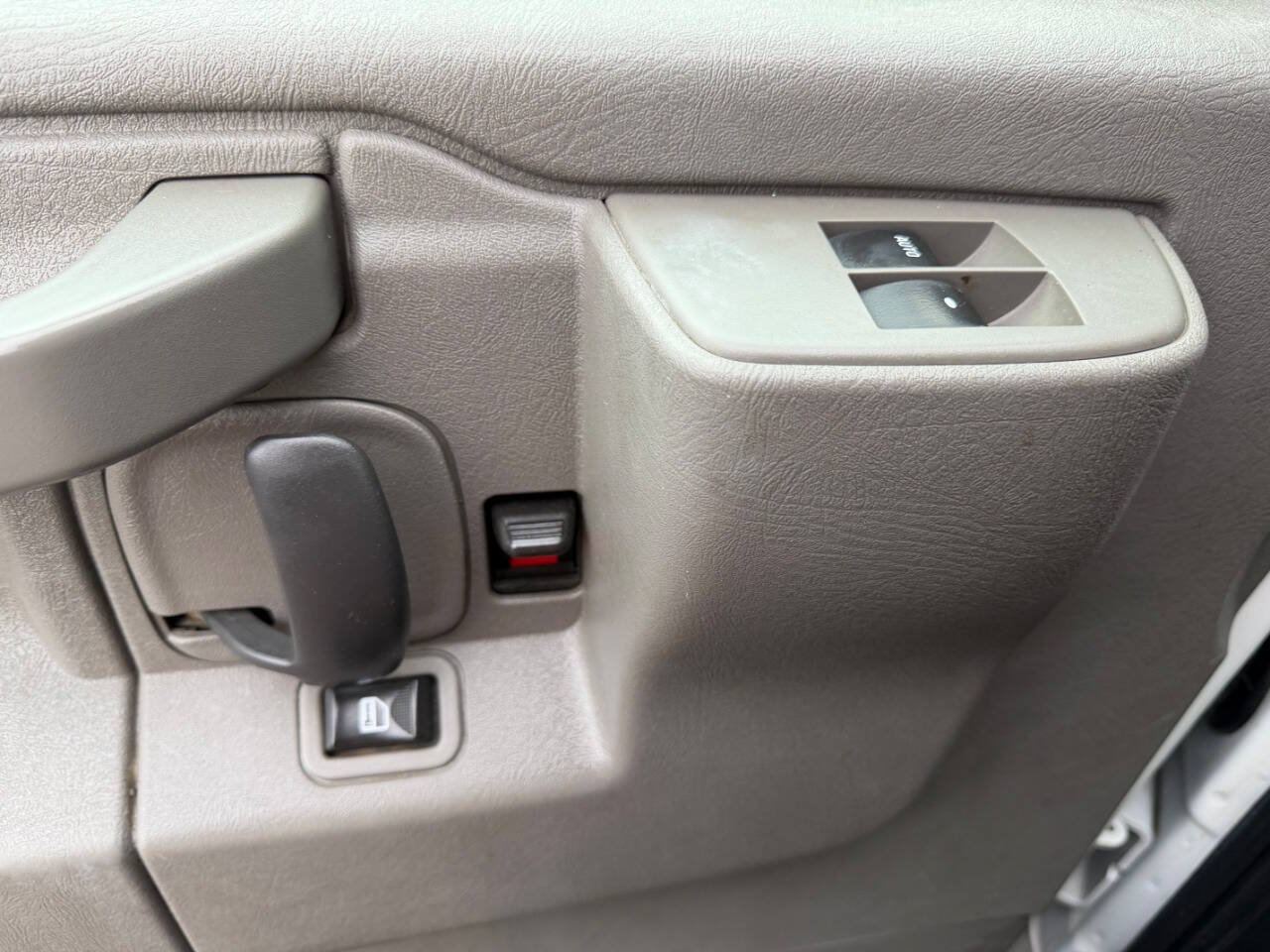 Used 2017 Chevrolet Express 3500 RWD image 11