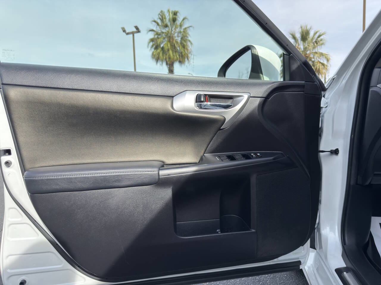 Used 2013 Lexus CT 200h w/ Premium Pkg w/Navigation FWD image 9