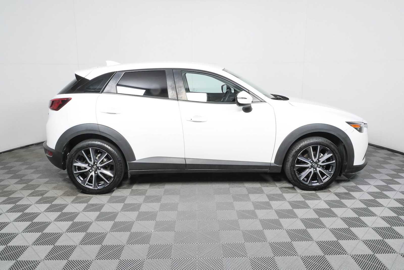 Used 2018 MAZDA CX-3 Touring FWD image 2