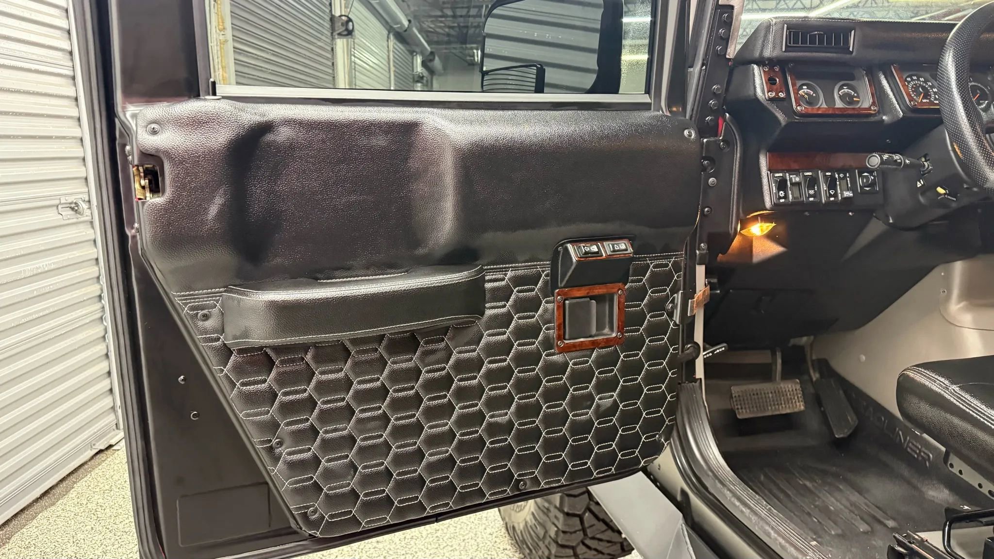 Used 2002 HUMMER H1 4-Door Wagon image 4