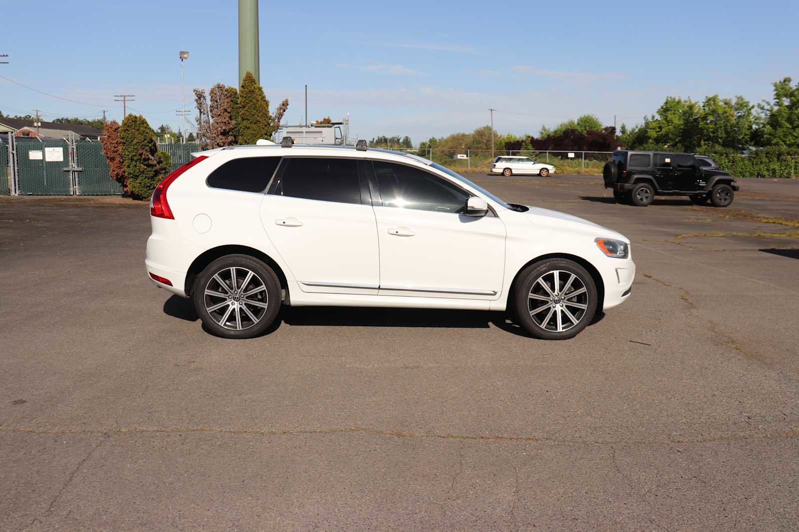 Used 2016 Volvo XC60 T5 Platinum w/ Climate Package AWD/4WD image 4