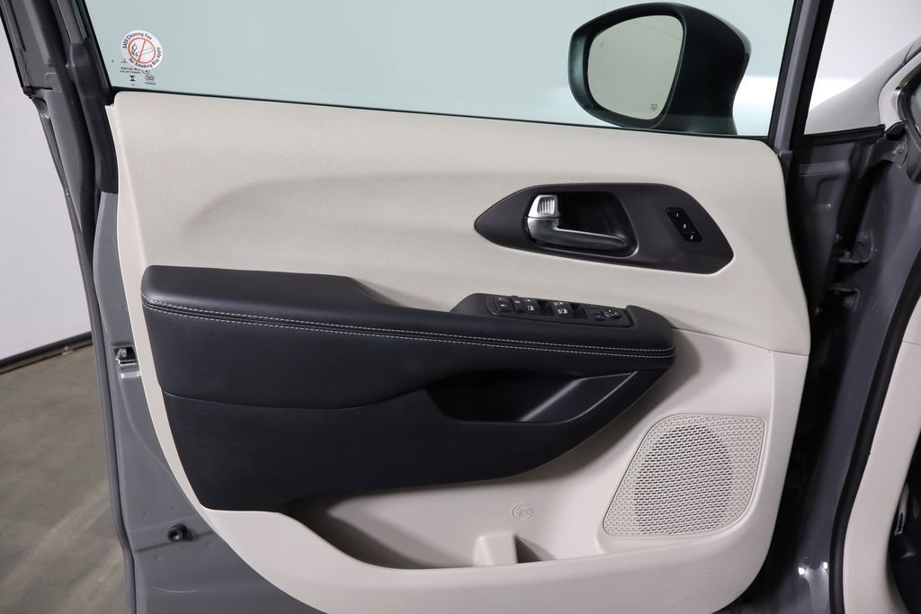 Used 2023 Chrysler Pacifica Touring-L image 20