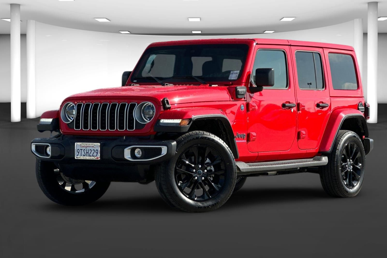 Used 2025 Jeep Wrangler Unlimited Sahara image 2