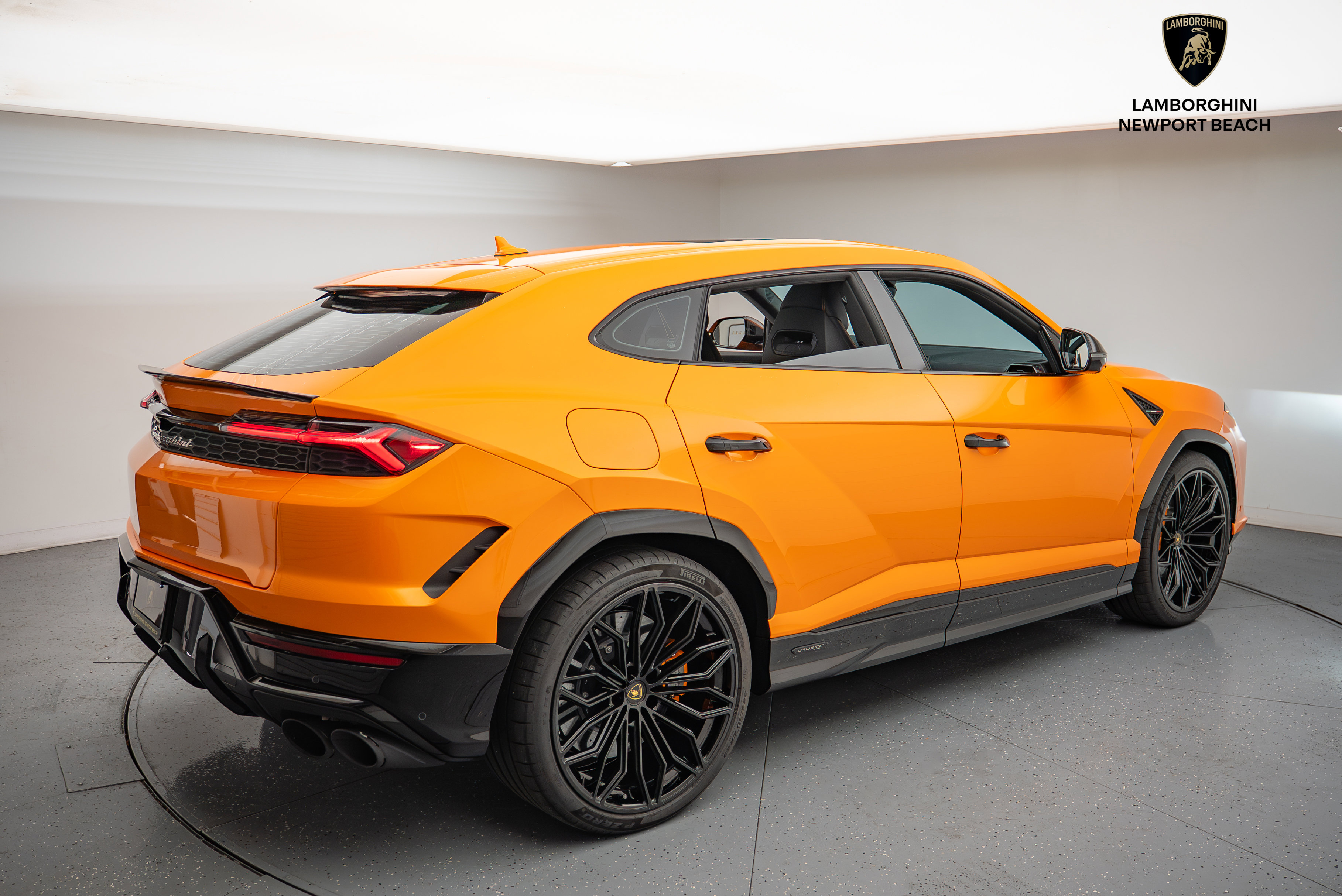 Used 2025 Lamborghini Urus SE AWD/4WD image 19
