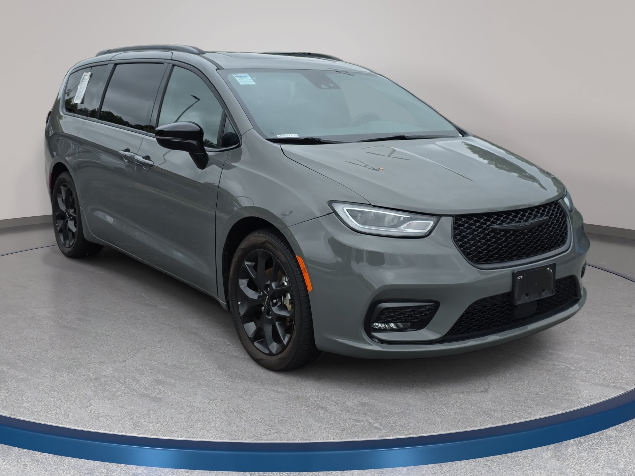 Used 2025 Chrysler Pacifica Limited FWD image 3