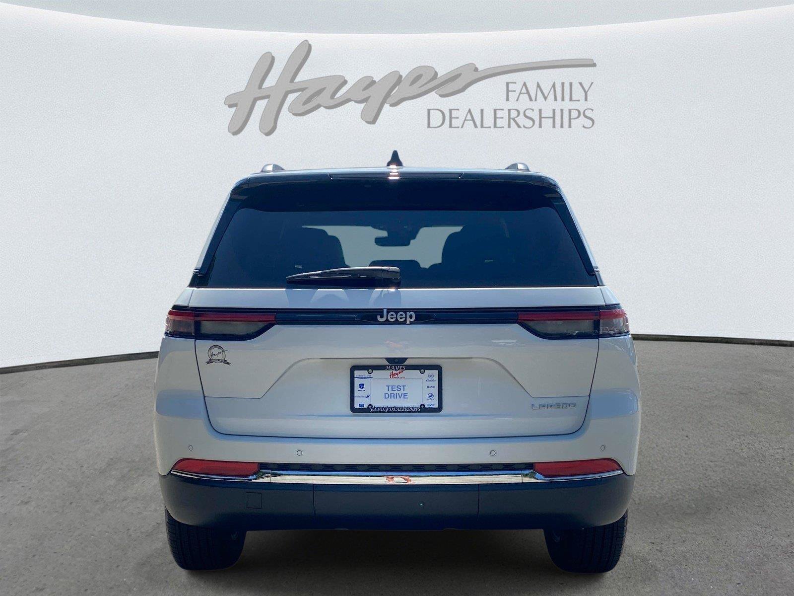 Used 2025 Jeep Grand Cherokee Laredo X w/ Luxury Tech Group I RWD image 4