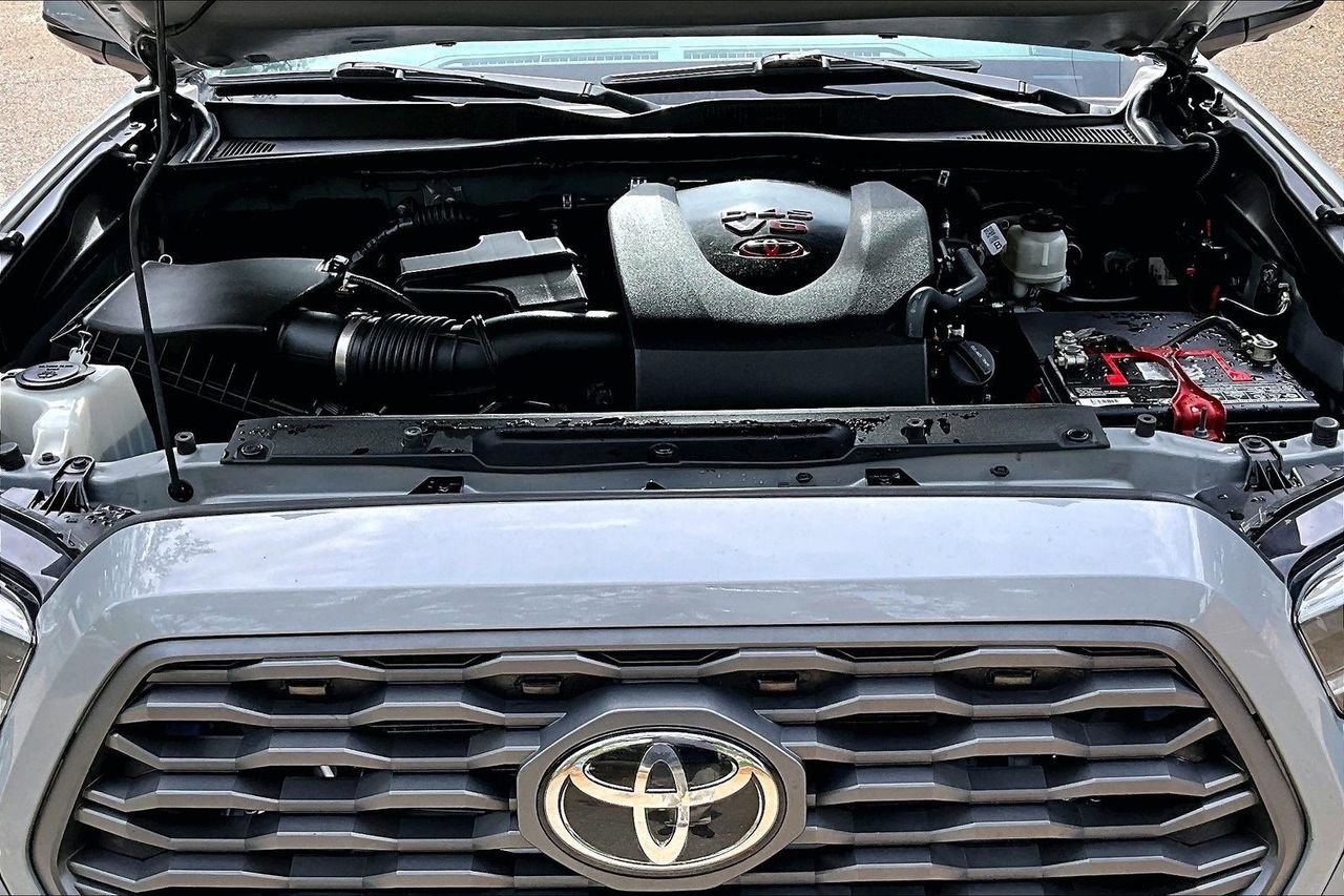 Used 2020 Toyota Tacoma TRD Sport w/ TRD Premium Sport Package AWD/4WD image 29