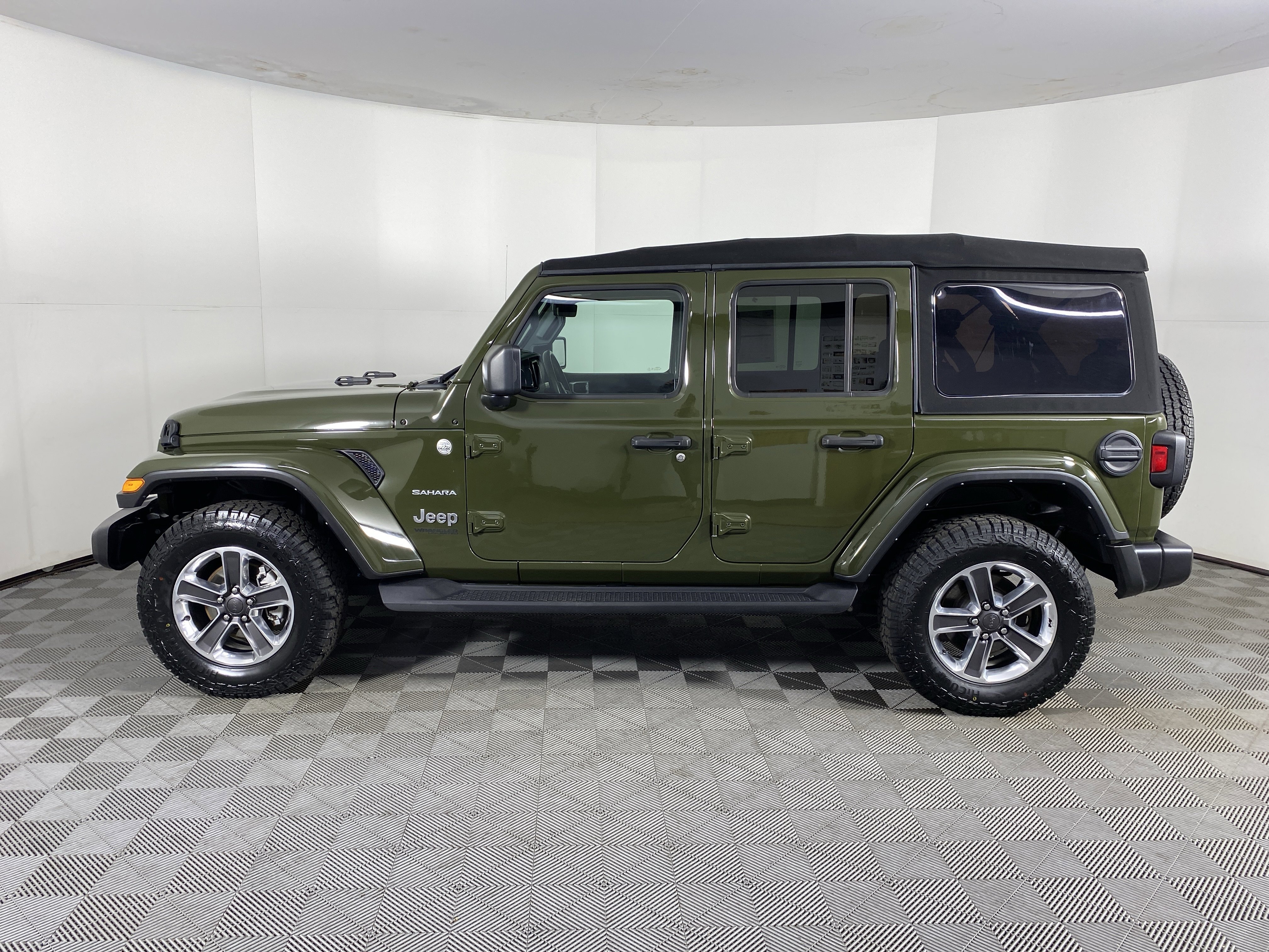 Used 2022 Jeep Wrangler Unlimited Sahara w/ Cold Weather Group image 11