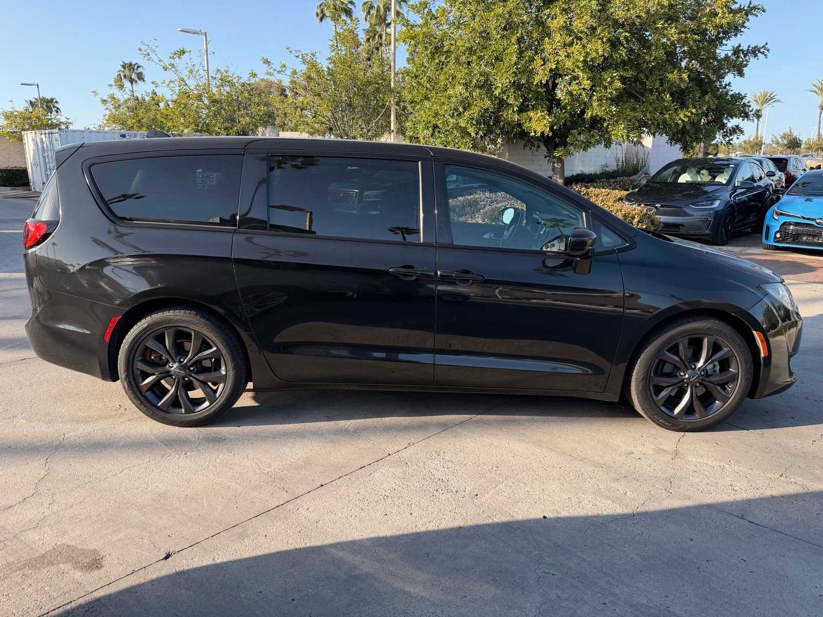 Used 2019 Chrysler Pacifica Touring Plus w/ S Appearance Package image 6