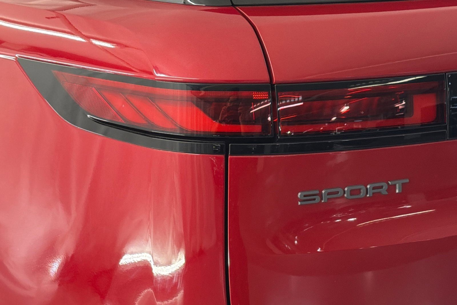 Used 2025 Land Rover Range Rover Sport SE image 12