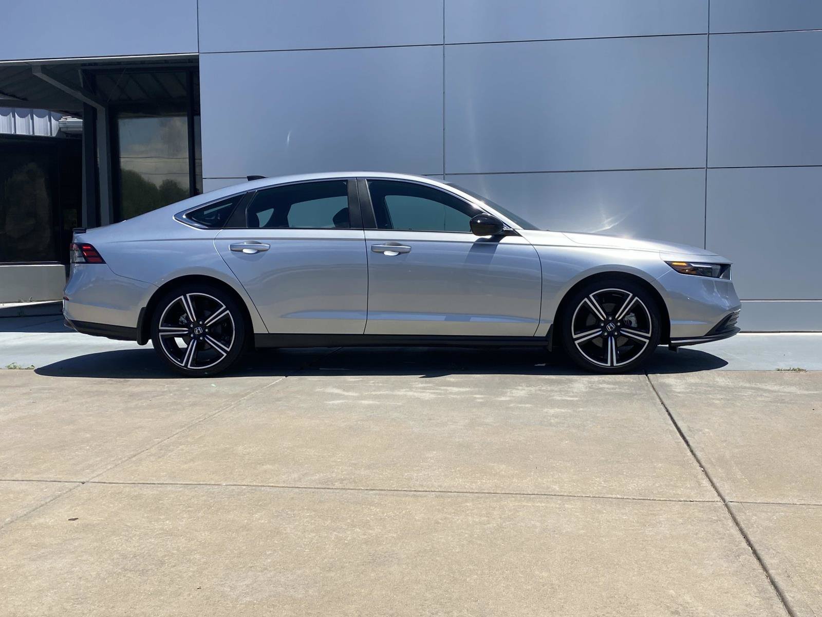 Used 2025 Honda Accord Sport image 3