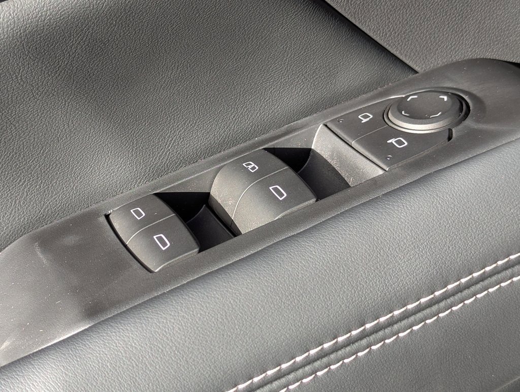 Used 2025 GMC Terrain Elevation w/ Black Edition image 16