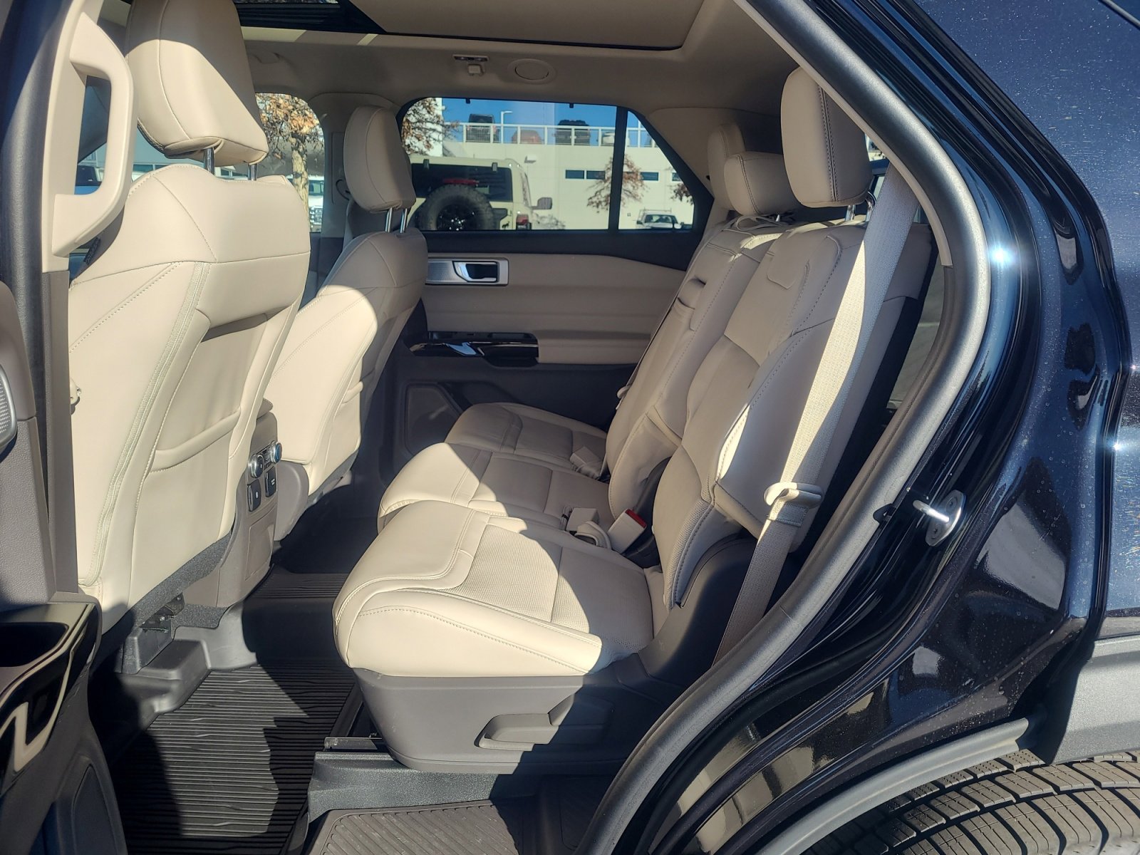 Certified 2023 Ford Explorer Platinum w/ Technology Package image 17