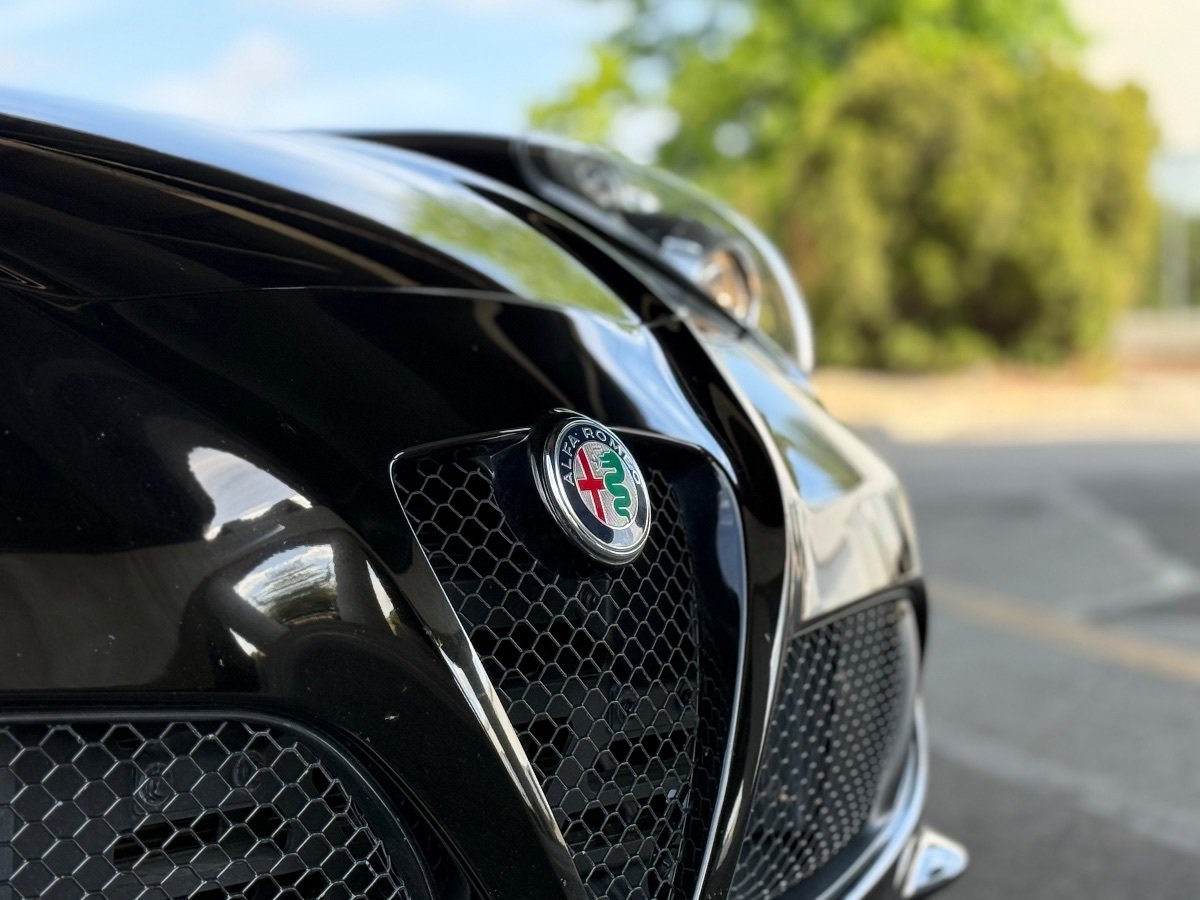 Used 2018 Alfa Romeo 4C Coupe w/ Convenience Group - Coupe RWD image 2