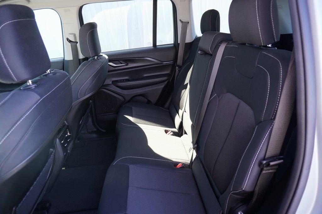 Used 2024 Jeep Grand Cherokee Laredo image 30