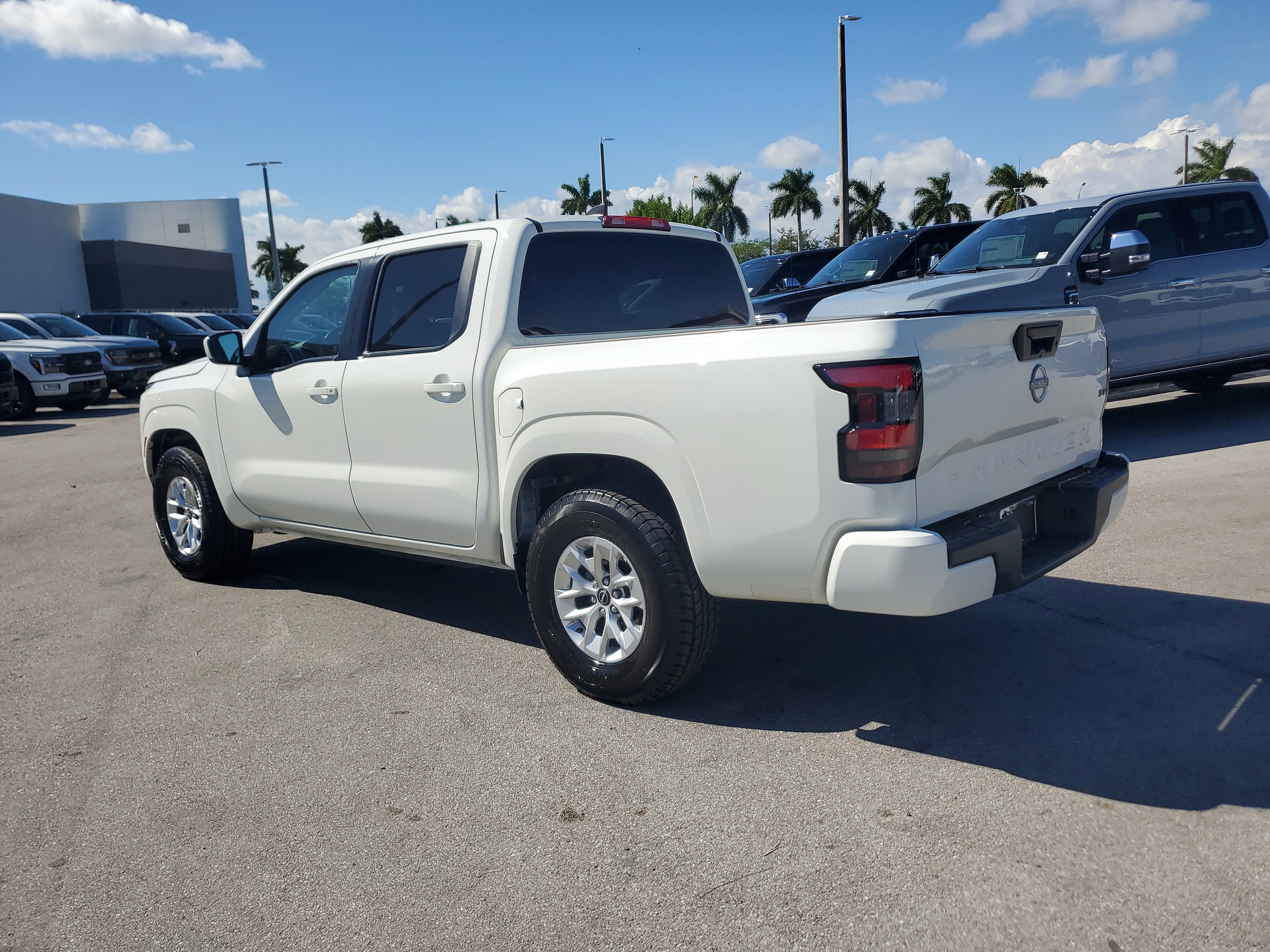 Used 2024 Nissan Frontier SV image 7