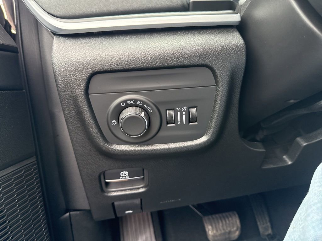 Certified 2025 Jeep Grand Cherokee L Laredo w/ Luxury Tech Group I image 16