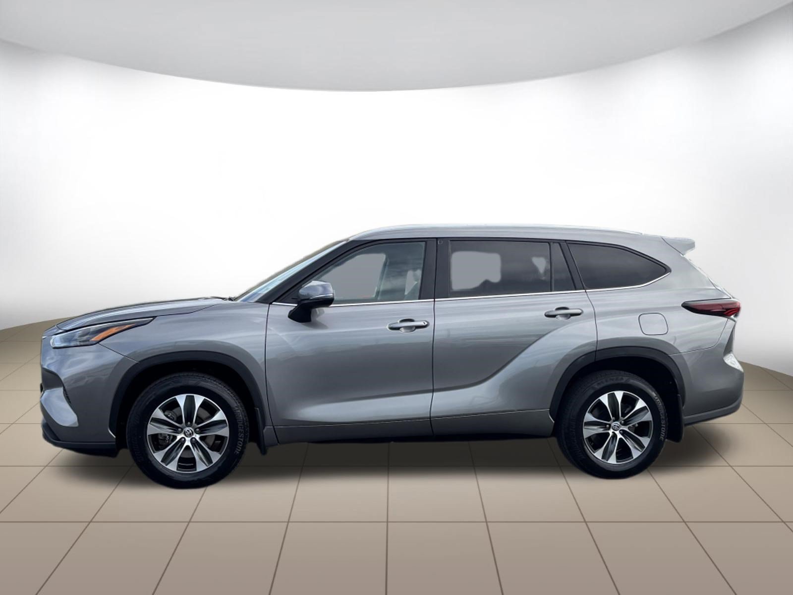Used 2025 Toyota Highlander XLE AWD/4WD image 4