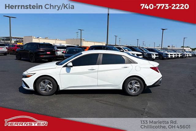 Used 2024 Hyundai Elantra SE FWD image 4