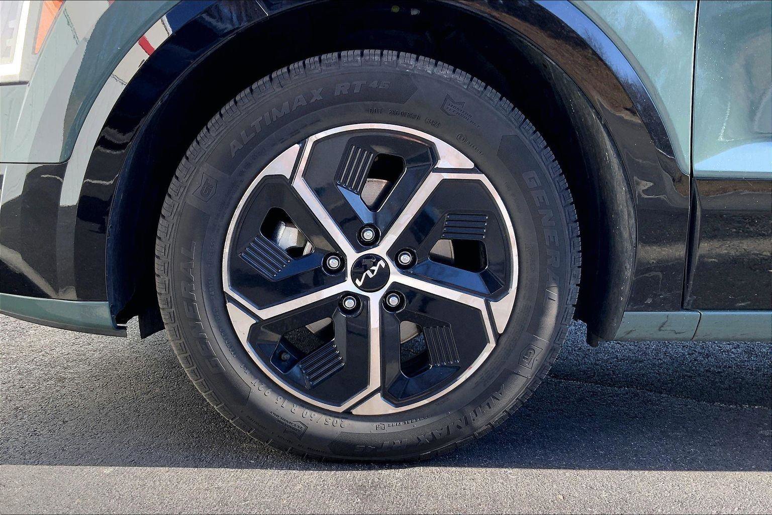 Used 2023 Kia Niro SX image 9