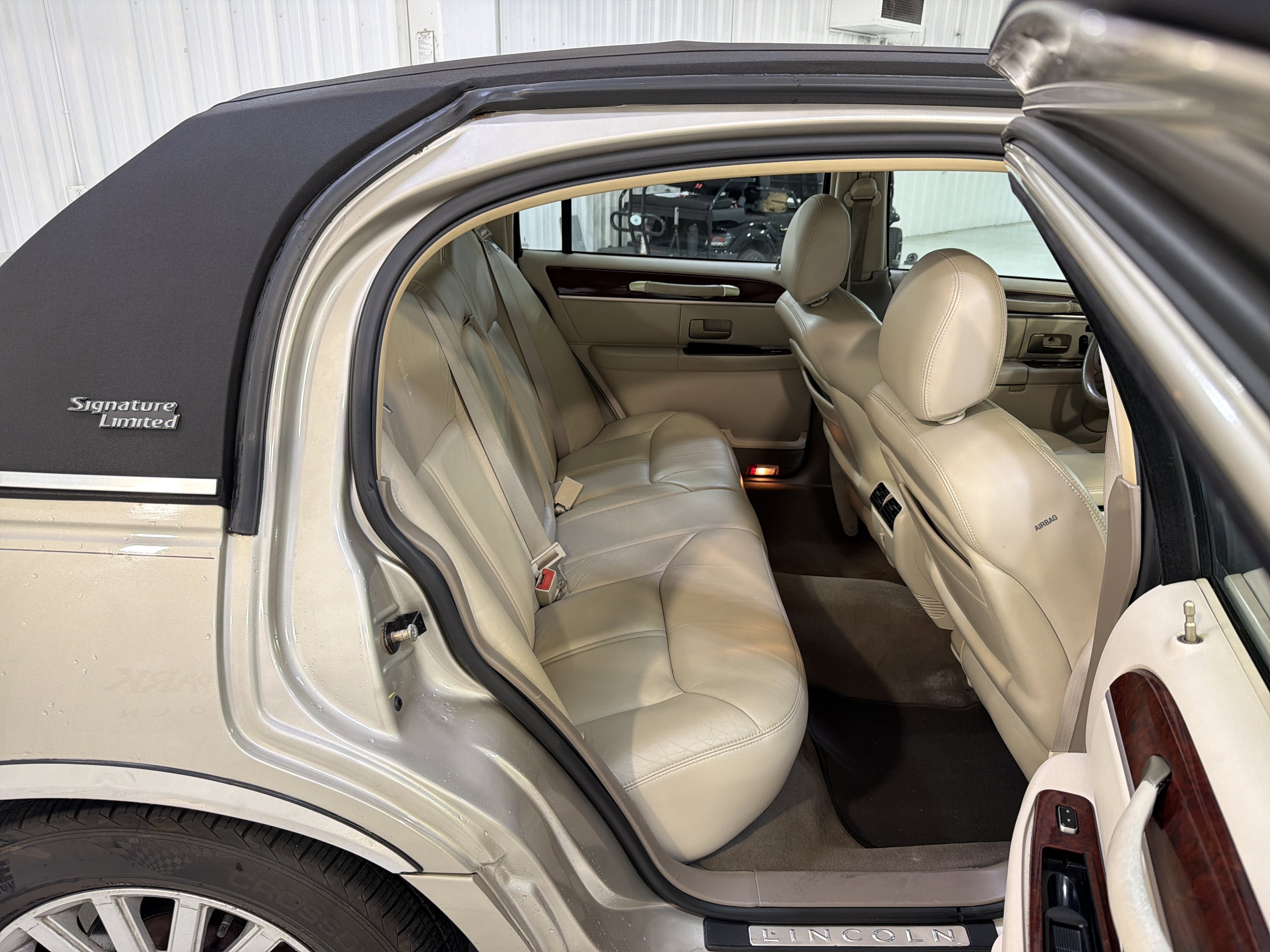 Used 2005 Lincoln Town Car Signature Limited image 13