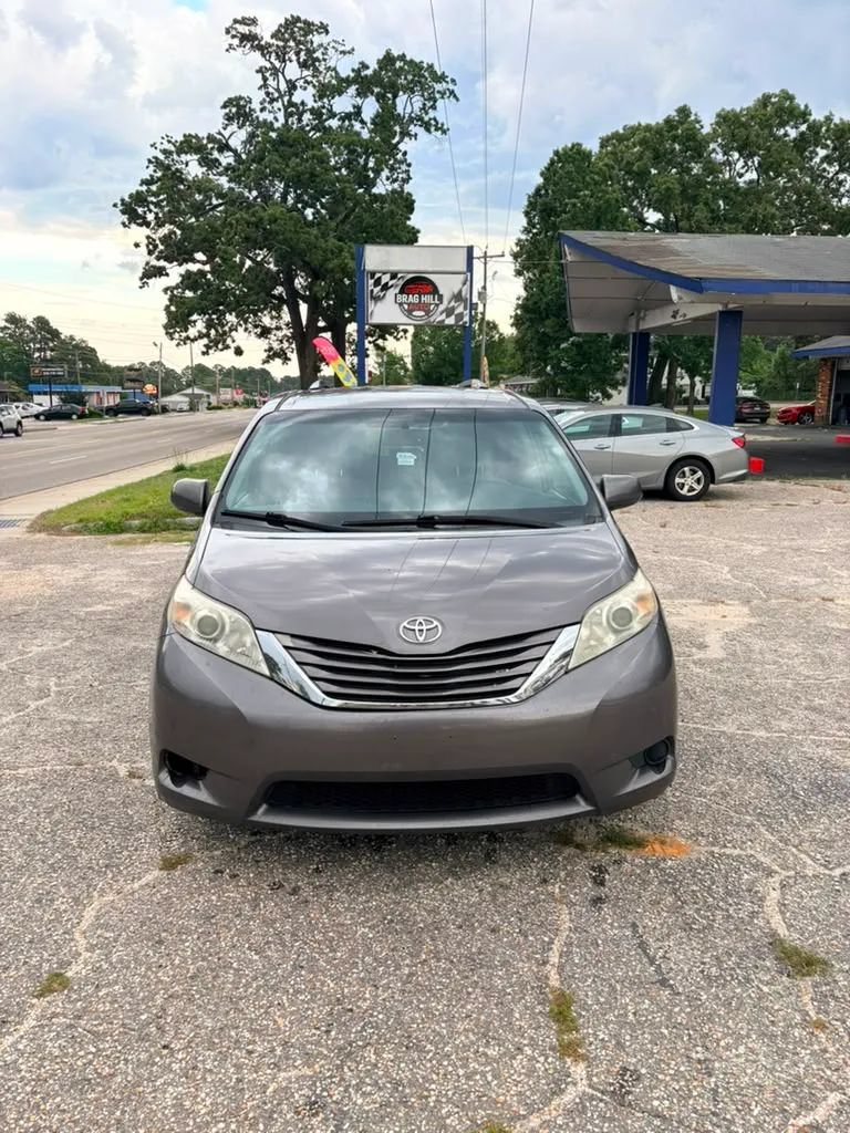 Used 2015 Toyota Sienna LE FWD image 2