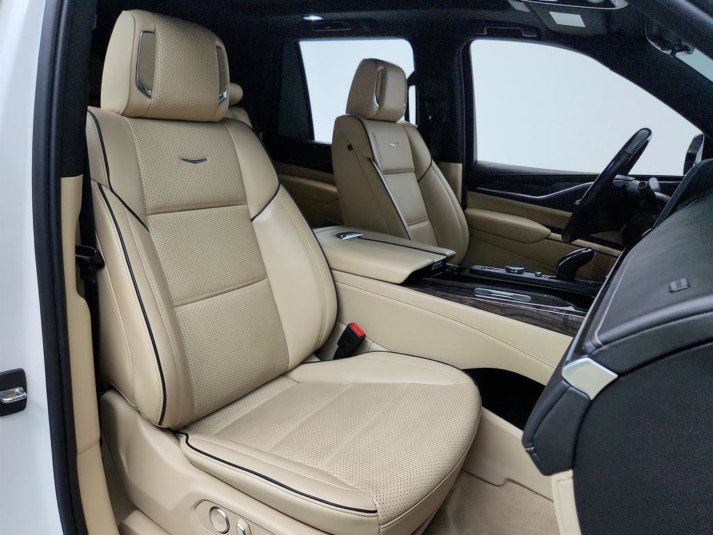 Used 2021 Cadillac Escalade Premium Luxury w/ LPO, Illumination Package AWD/4WD image 28