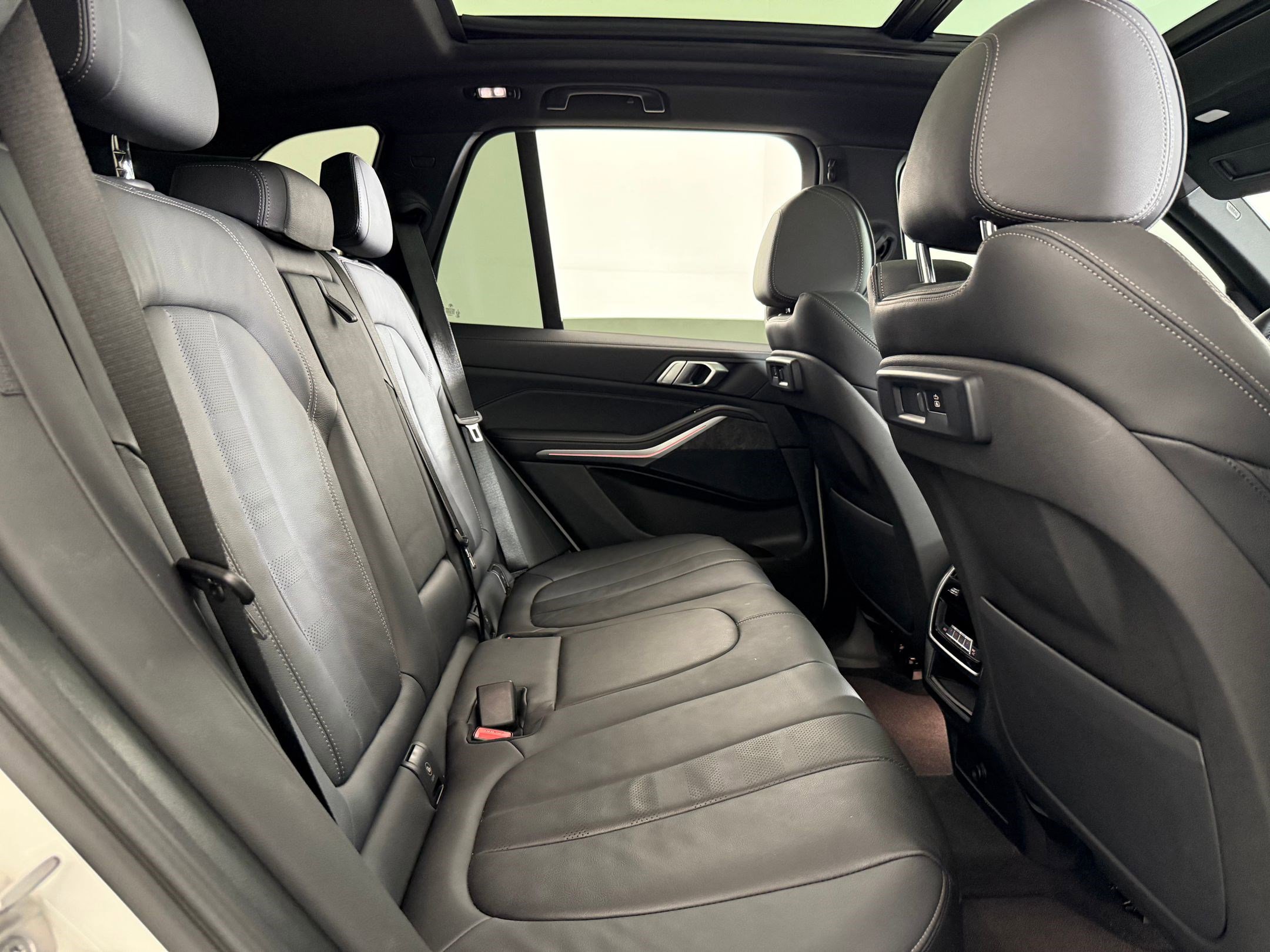 Used 2022 BMW X5 xDrive45e w/ M Sport Package image 28