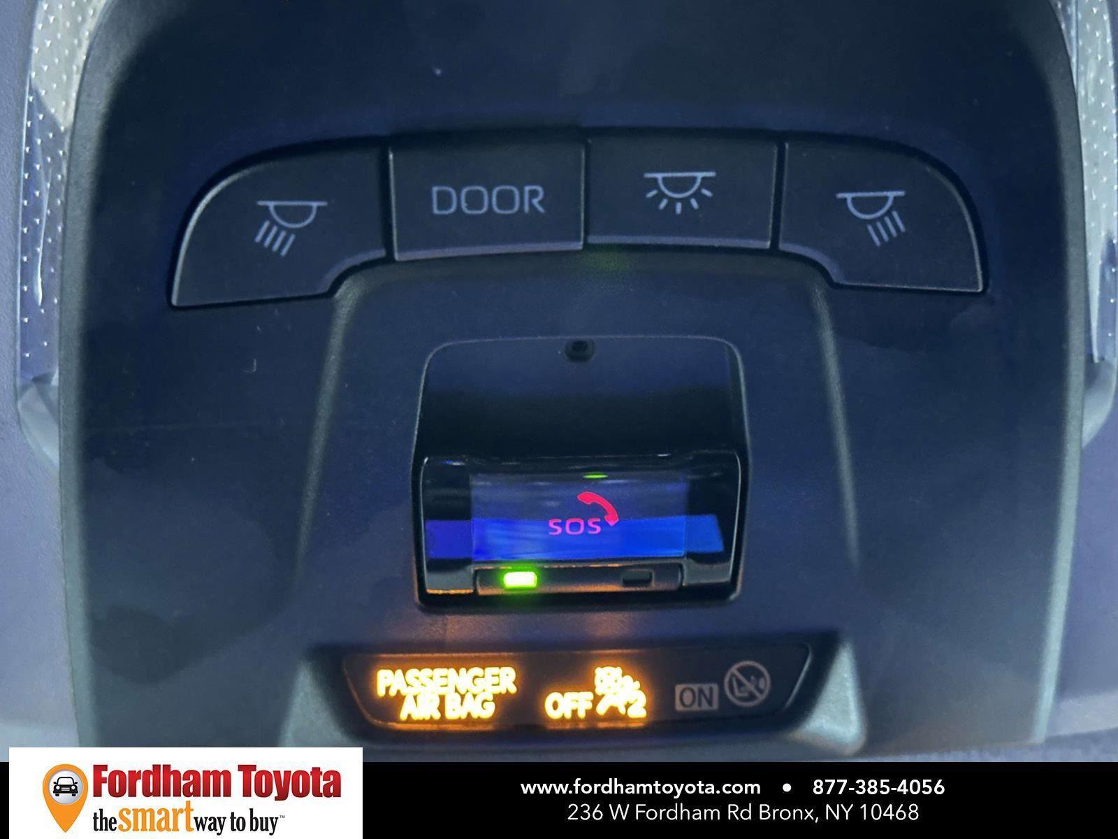 Used 2025 Toyota Corolla Cross LE image 32