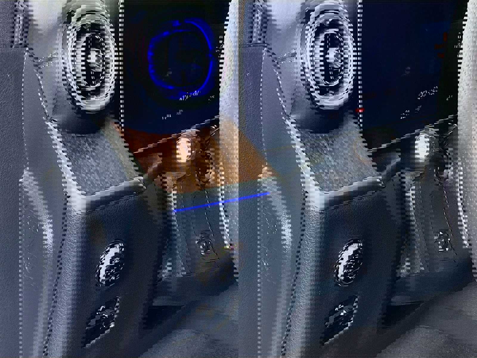 Used 2025 Mercedes-Benz GLC 300 4MATIC image 10