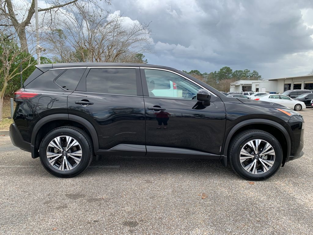 Used 2023 Nissan Rogue SV image 2