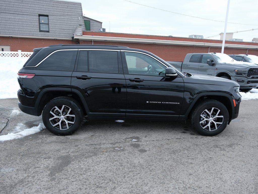 Used 2024 Jeep Grand Cherokee Limited image 2