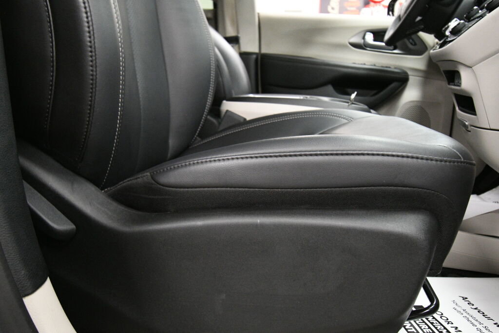 Used 2024 Chrysler Pacifica Touring-L FWD image 26