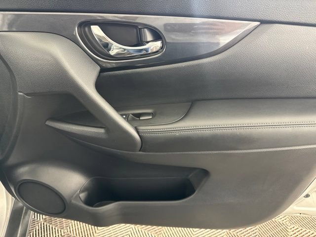 Used 2017 Nissan Rogue SV AWD/4WD image 19