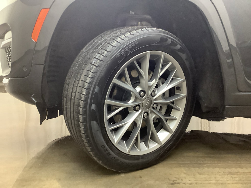 Used 2022 Jeep Grand Cherokee Summit w/ Advanced Protech Group IV AWD/4WD image 29