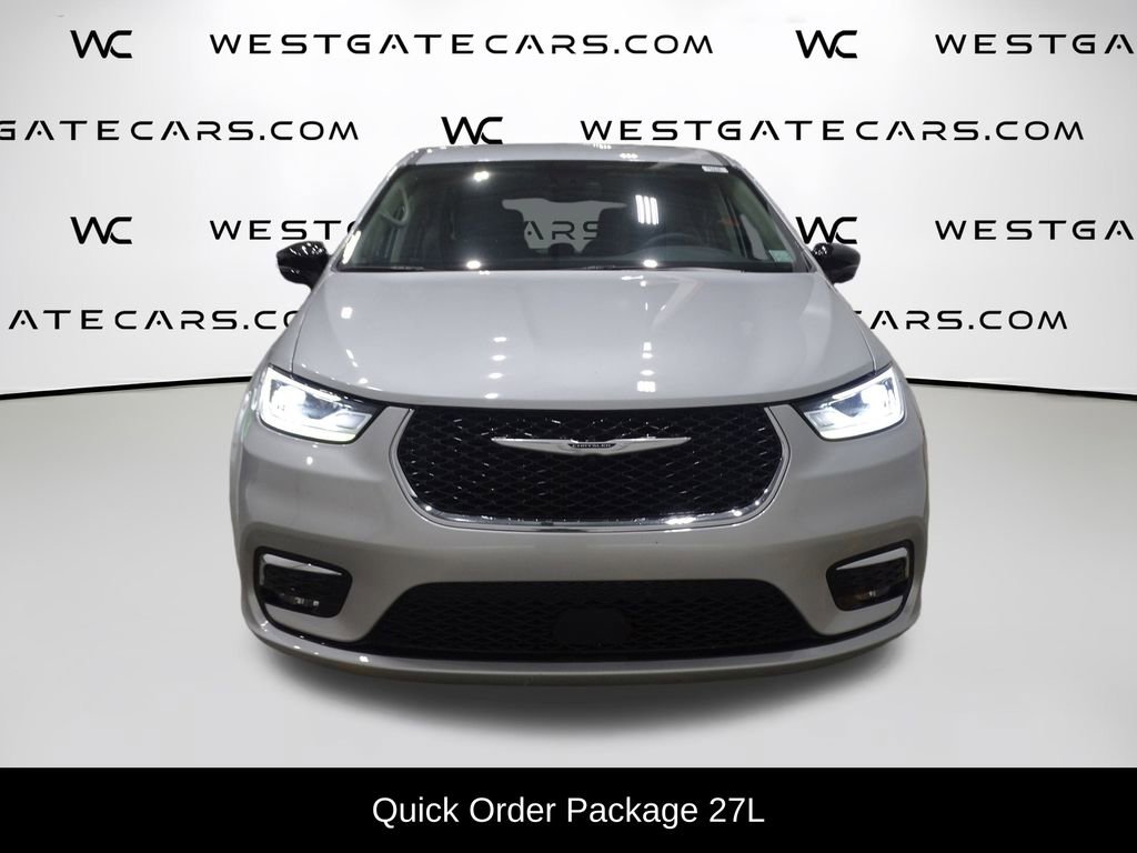 Used 2024 Chrysler Pacifica Touring-L image 2