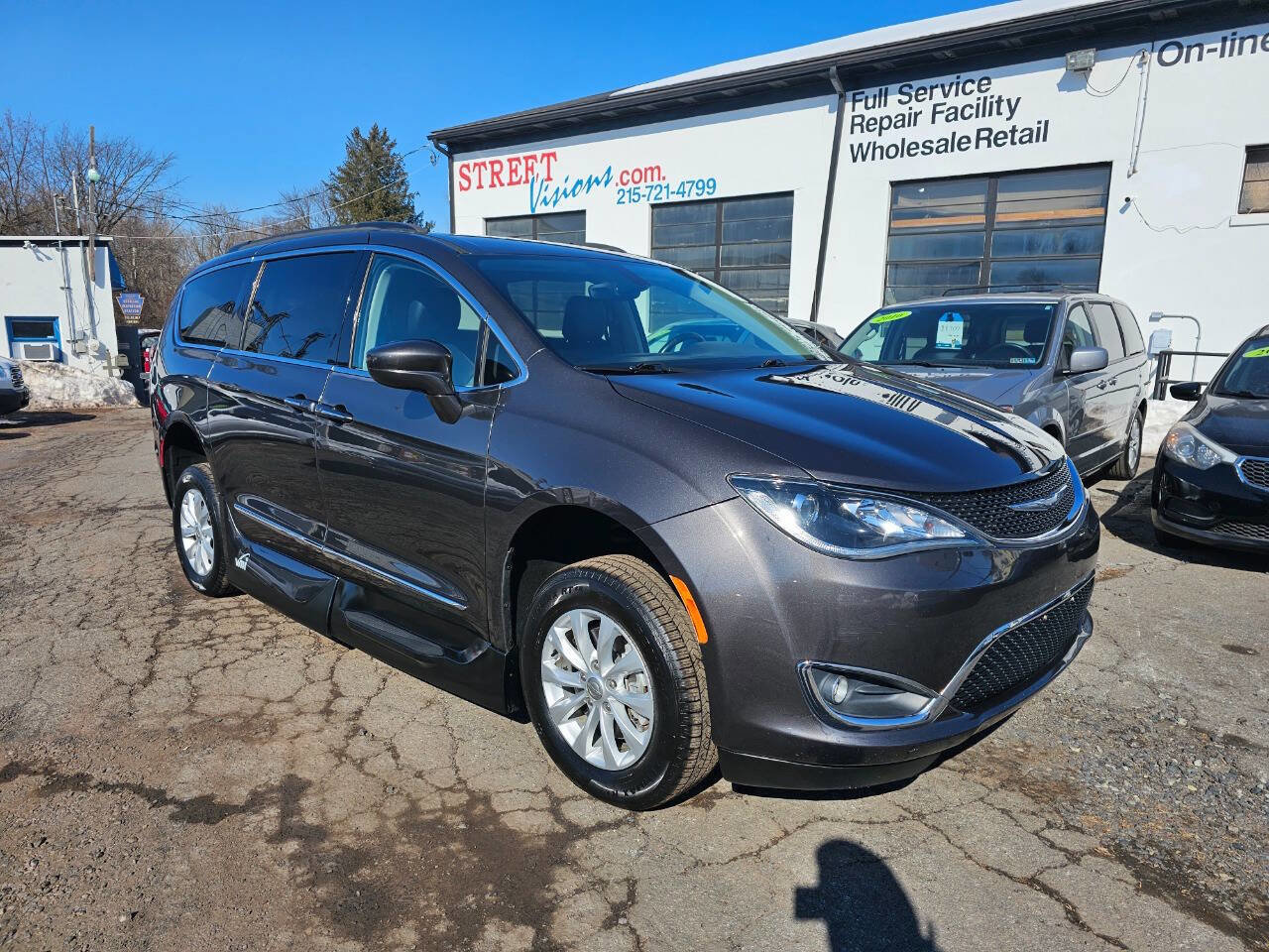 Used 2017 Chrysler Pacifica Touring-L image 1