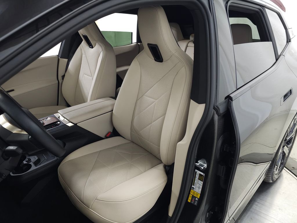 Used 2023 BMW iX xDrive50 w/ Premium Package AWD/4WD image 18
