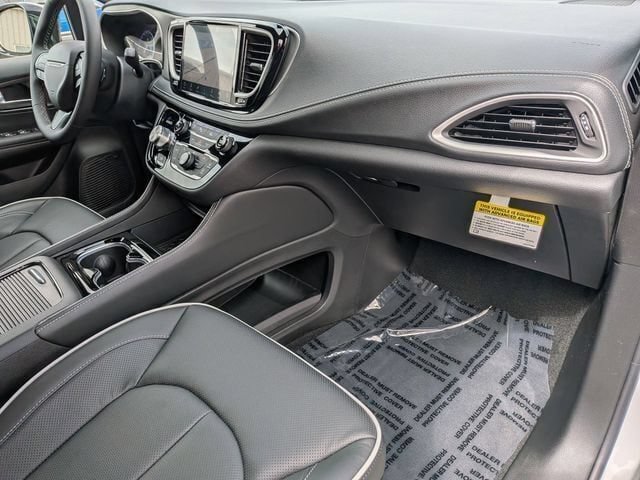 New 2027 Chrysler Pacifica Limited w/ Family Tech Group AWD/4WD image 33