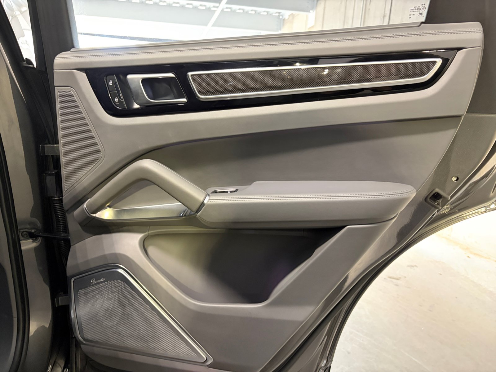 Certified 2023 Porsche Cayenne Turbo S AWD/4WD image 29
